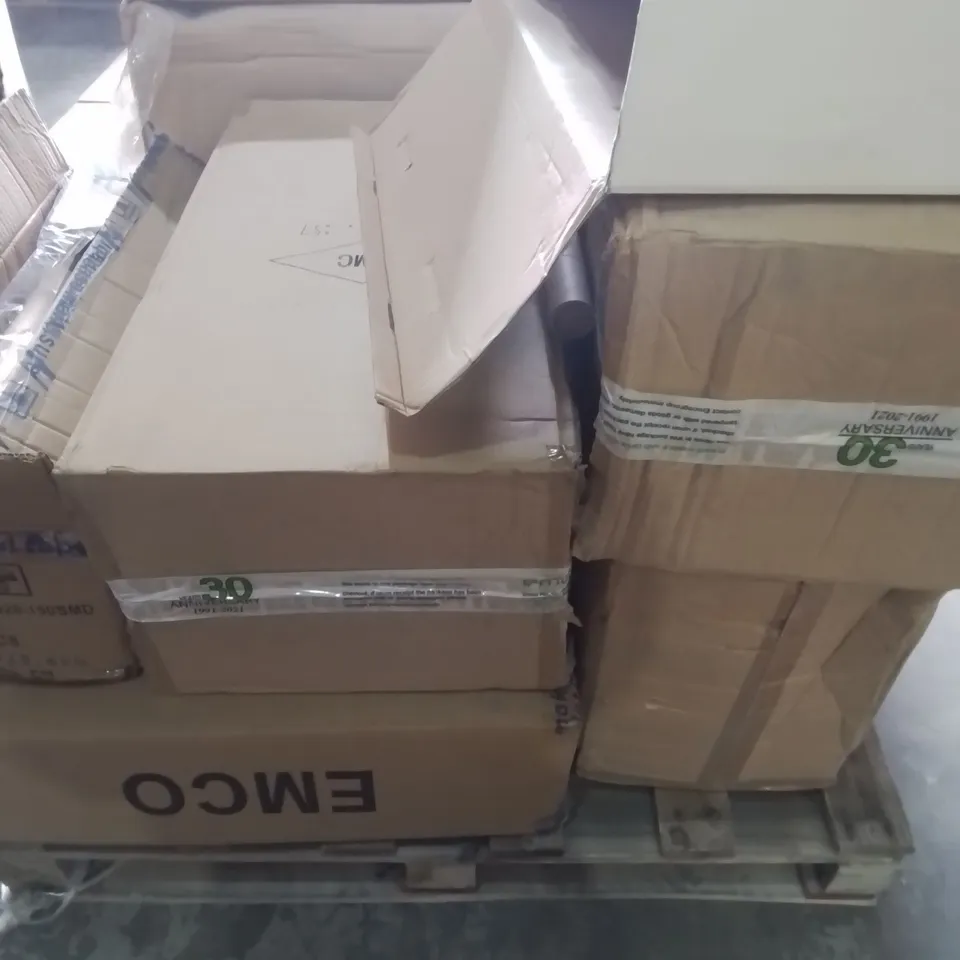 PALLET OF APPROXIMATELY 8 MULTI PACK BOXES OF EMCOLED TO INCLUDE - LOW ENERGY FLOOD LIGHT , EMCOLED 6W BULB , OL024SS DOWNLIGHT ETC   - COLLECTION ONLY
