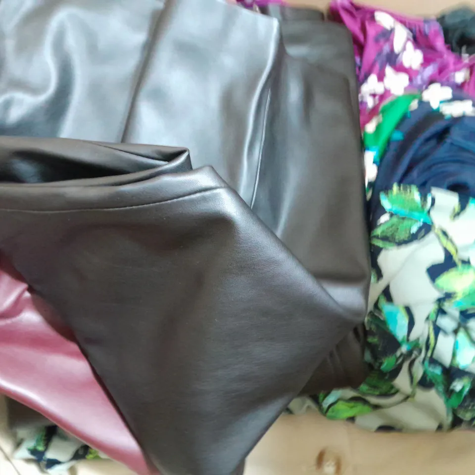 BOX OF APPROXIMATELY 10 ASSORTED CLOTHING AND FASHION ITEMS IN VARIOUS STYLES, SIZES, AND COLOURS - COLLECTION ONLY