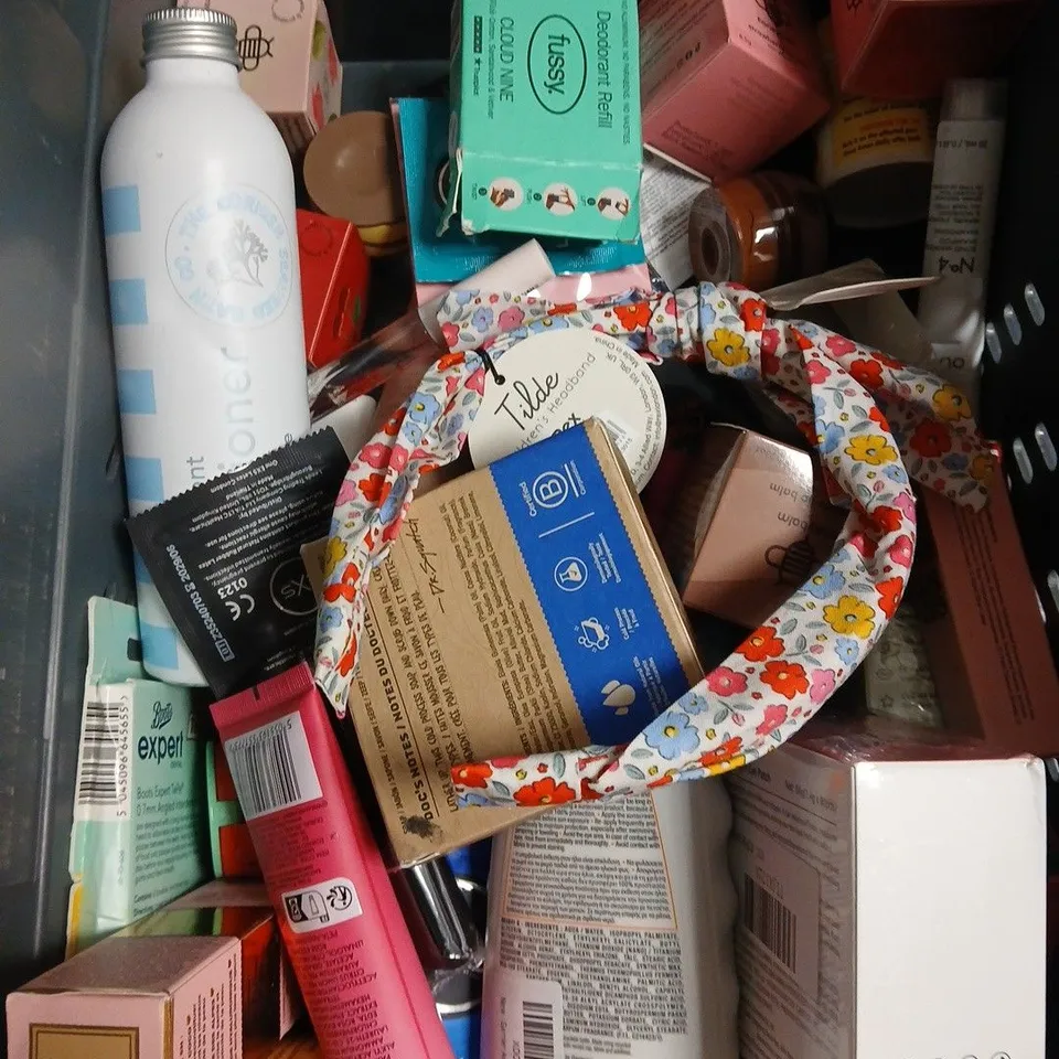 APPROXIMATELY 20 ASSORTED HEALTH & BEAUTY PRODUCTS TO INCLUDE SOAP TRAVEL CASE, HELLO KITTY FIZZER, OLAY BODY LOTION ETC