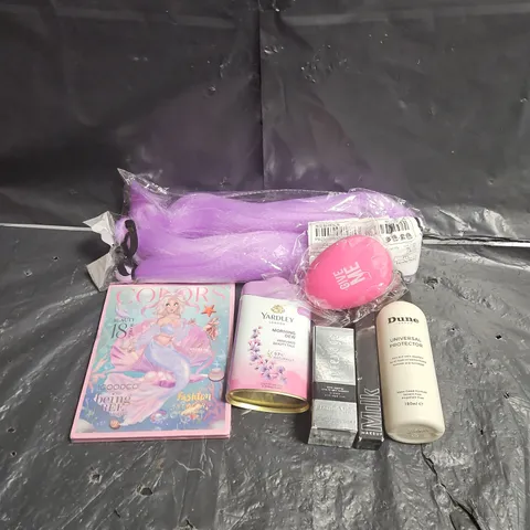 APPROXIMATEY 20 ASSORTED HEALTH AND BEAUTY PRODUCTS TO INCLUDE - DUNE UNIVERSAL PROTECTOR - MAKEUP PALETTE - MILK MAKEUP MASCARA - ETC