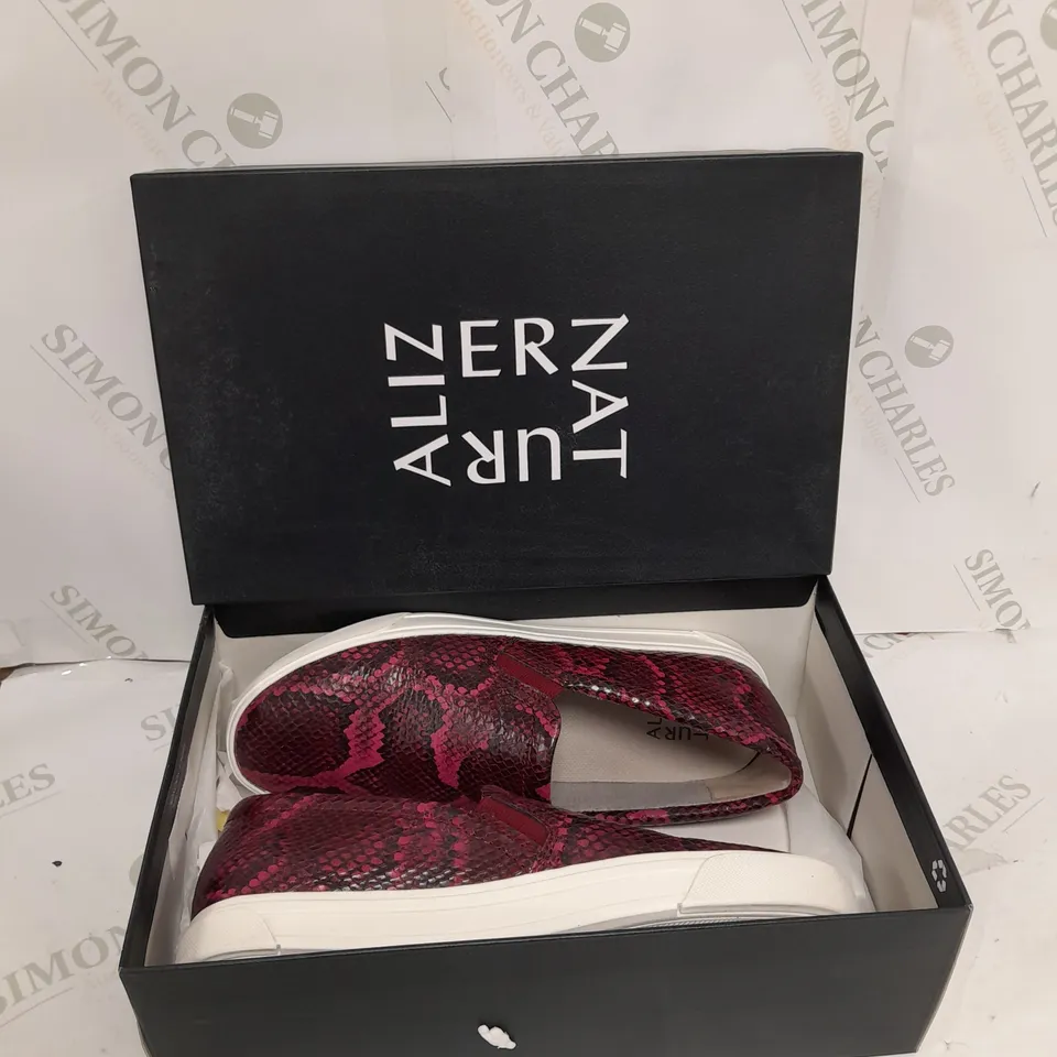 NATURALIZER PINK SNAKE PRINT SHOES SIZE 6.5