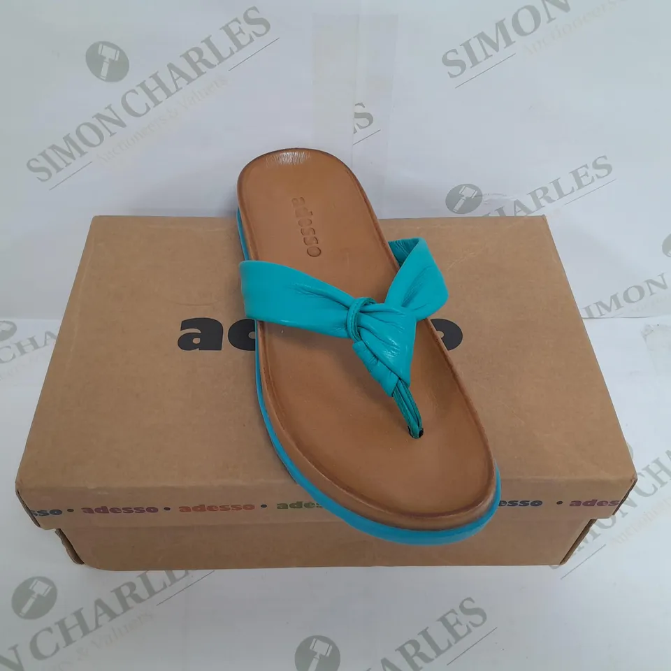 BOXED PAIR OF ADESSO JENNI FLIP FLOPS IN TURQUOISE SIZE 6