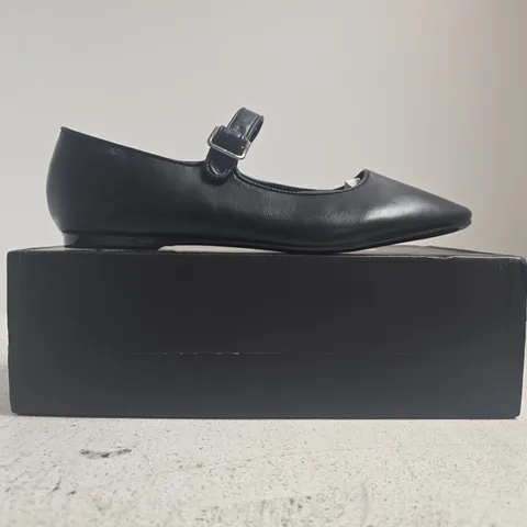 BOXED PAIR OF READY SALTED SHOES IN BLACK SIZE 7