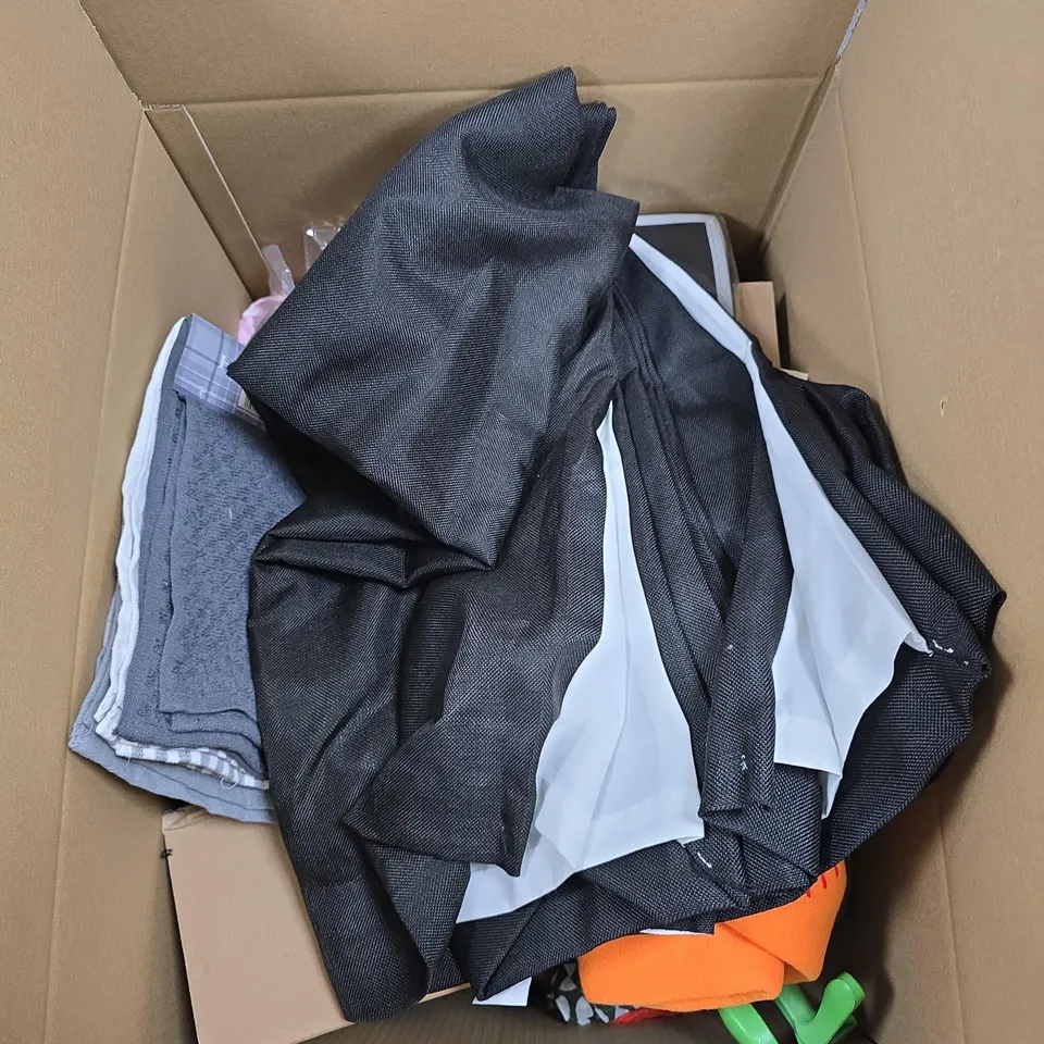 BOX OF APPROXIMATELY 25 ASSORTED HOUSEHOLD ITEMS TO INCLUDE HIGHLAND COW TEA TOWELS, SHOWA 730 FLOCK LINED NITRILE GLOVES ETC