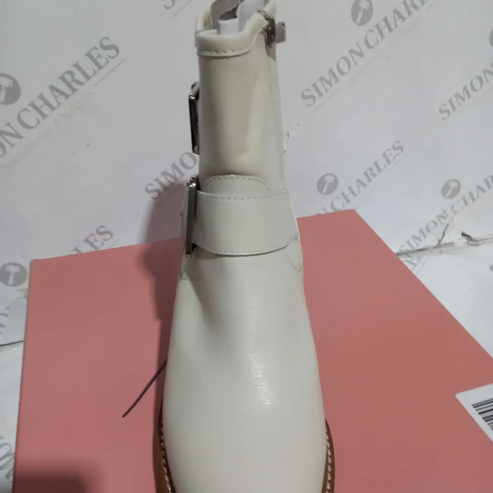 BOXED PAIR OF MODA IN PELLE CORNELIA BIKER BOOTS IN CREAM UK SIZE 5