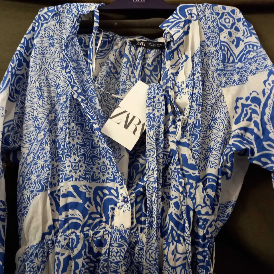 ZARA HALF SLEEVE FLORAL DESIGN DRESS TOP IN BLUE/WHITE - LARGE