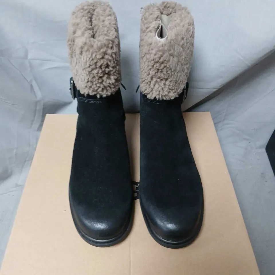 UGG HARRISON CUFF BOOTS – BLACK WITH FAUX FUR CUFF, WOMEN SIZE 5