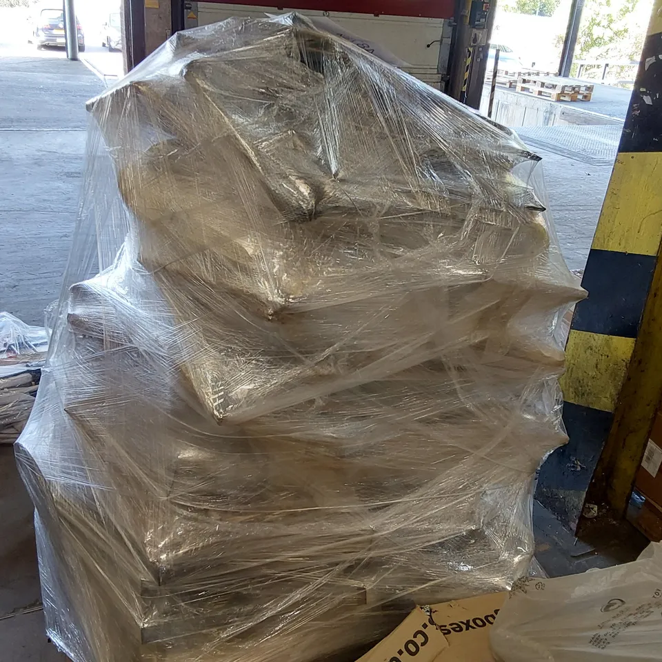 PALLET OF ASSORTED GARDEN FURNITURE PARTS 