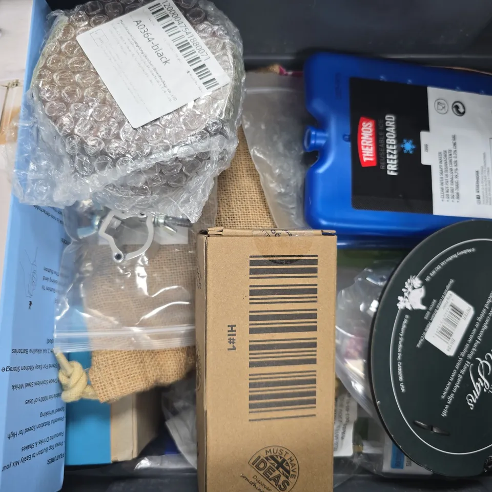 APPROXIMATELY 10 ASSORTED HOUSEHOLD ITEMS TO INCLUDE PORTABLE ELECTRIC FOOD CHOPPER, REUSEABLE ICE FREEZEBOARD, ETC