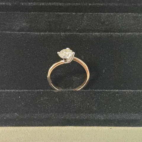 18CT GOLD SOLITAIRE TWIST RING SET WITH A NATURAL DIAMOND WEIGHING +-1.0CT