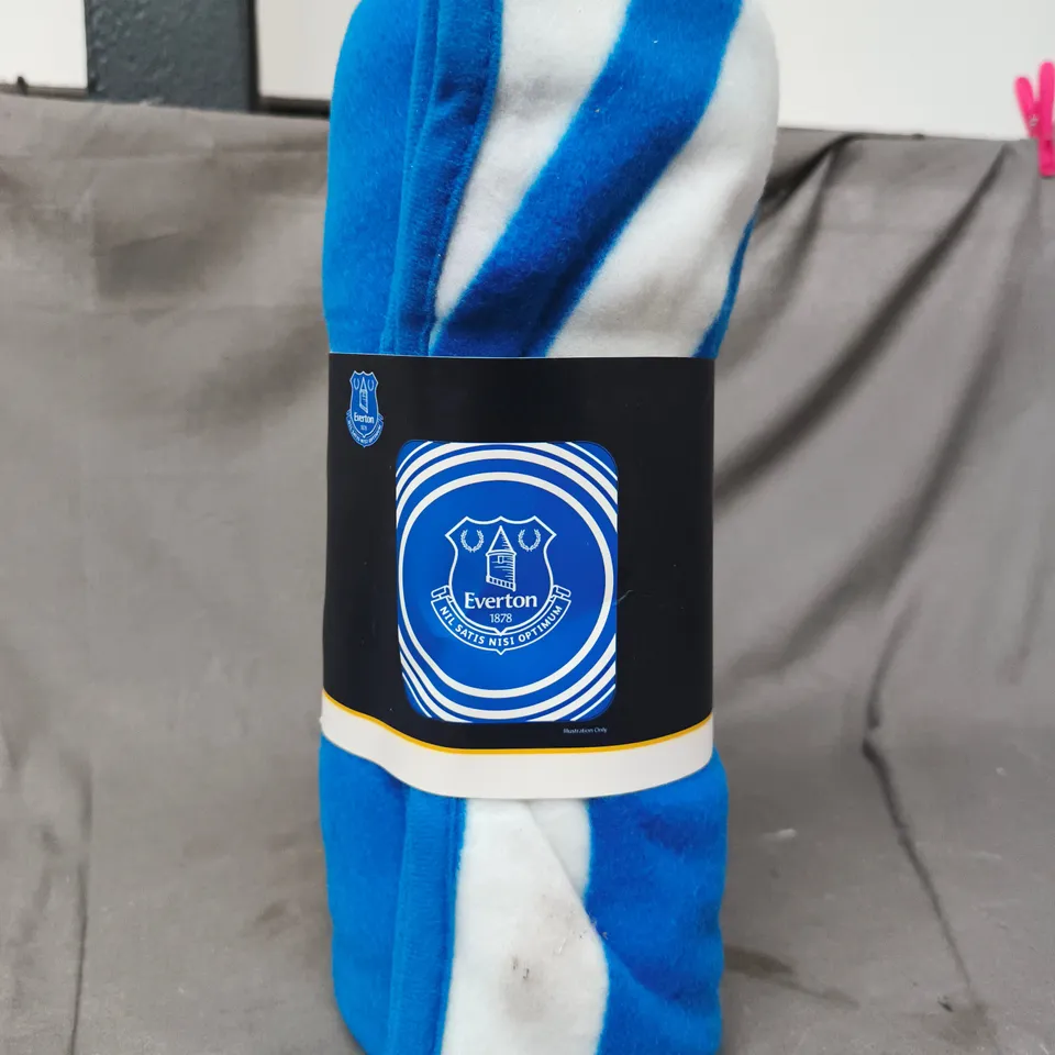 EVERTON FOOTBALL CLUB PULSE FLEECE BLANKET IN WHITE/BLUE