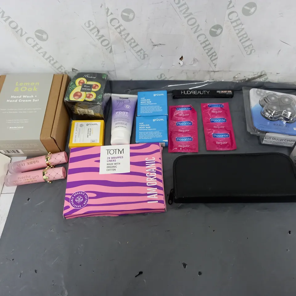 BOX OF APPROXIMATELY 12 ASSORTED COSMETIC ITEMS TO INCLUDE - MANCAVE HANDWASH + HAND HAND CREAM SET - TOTM LINERS - AND BEGIN SERUM IN A CREAM ETC.