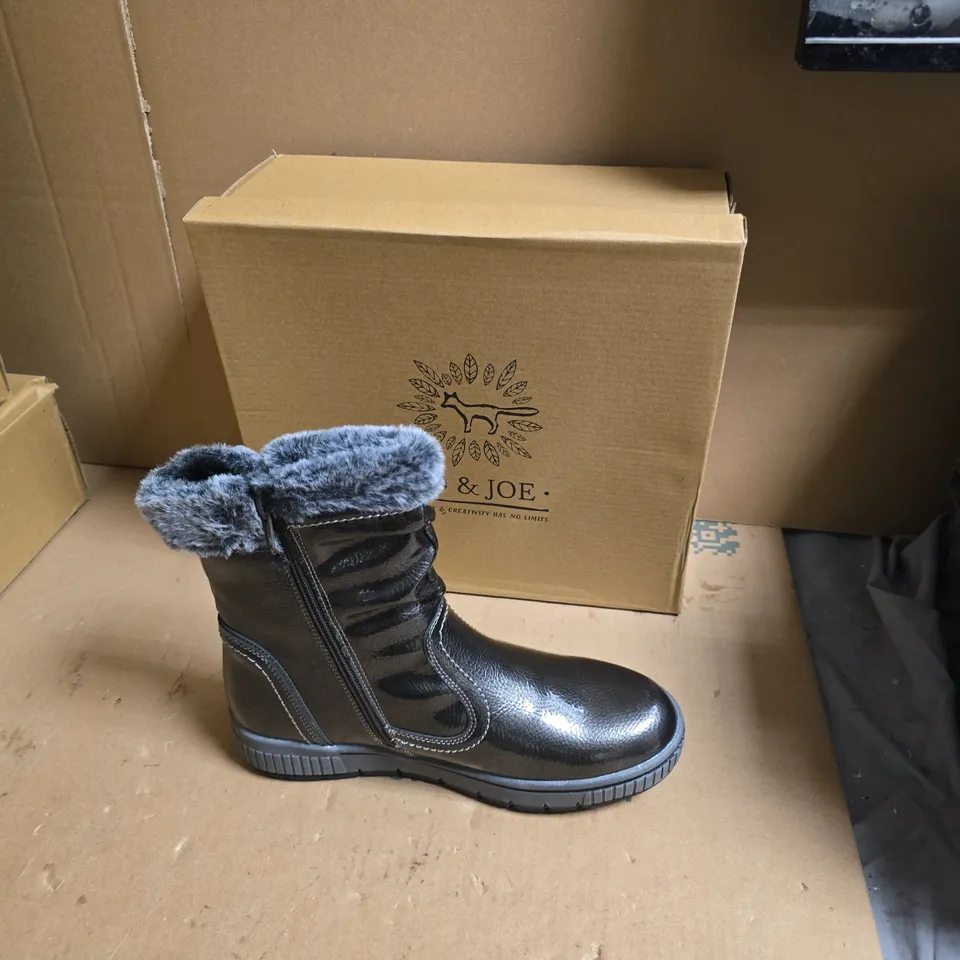 JO & JOE WOMEN'S BLACK FAUX-FUR LINED WINTER BOOT WITH SIDE ZIP - UK SIZE 6