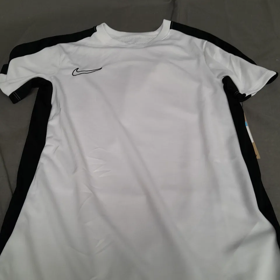 NIKE DRI FIT T-SHIRT - KIDS MEDIUM