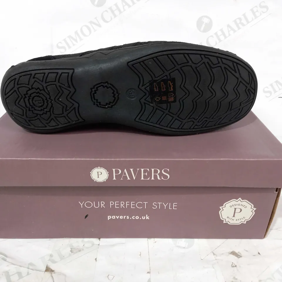 BOXED PAIR OF PAVERS MEMORY FOAM SHOES IN BLACK EU SIZE 39