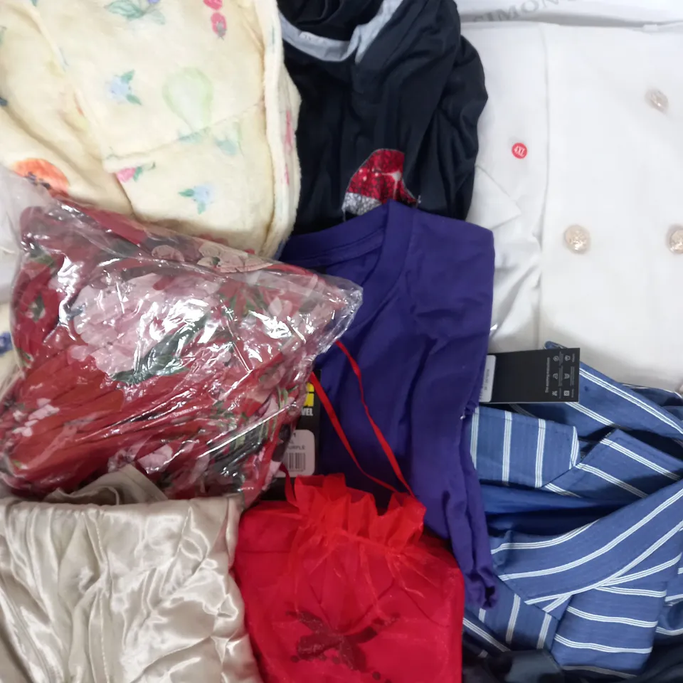 BOX OF APPROXIMATELY 25 ASSORTED CLOTHING ITEMS TO INCUDE - DRESSES , JACKETS , SKIRTS ETC