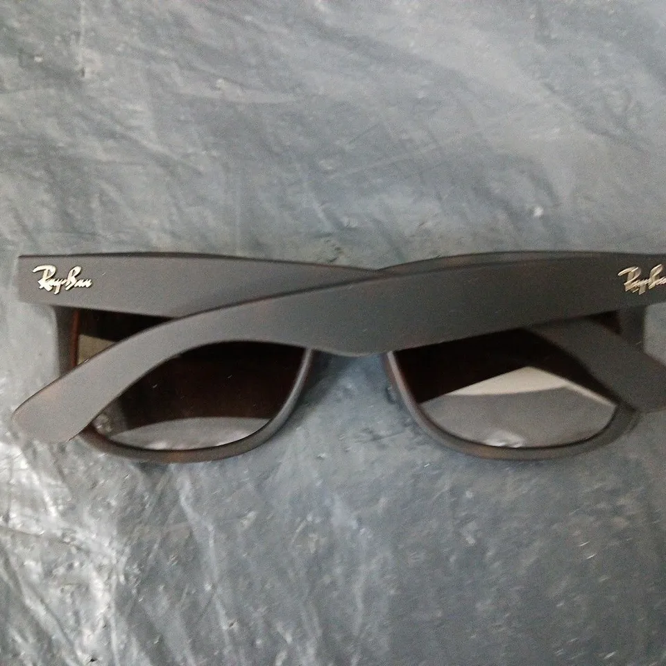 BOXED PAIR OF RAY BAN SUNGLASSES 