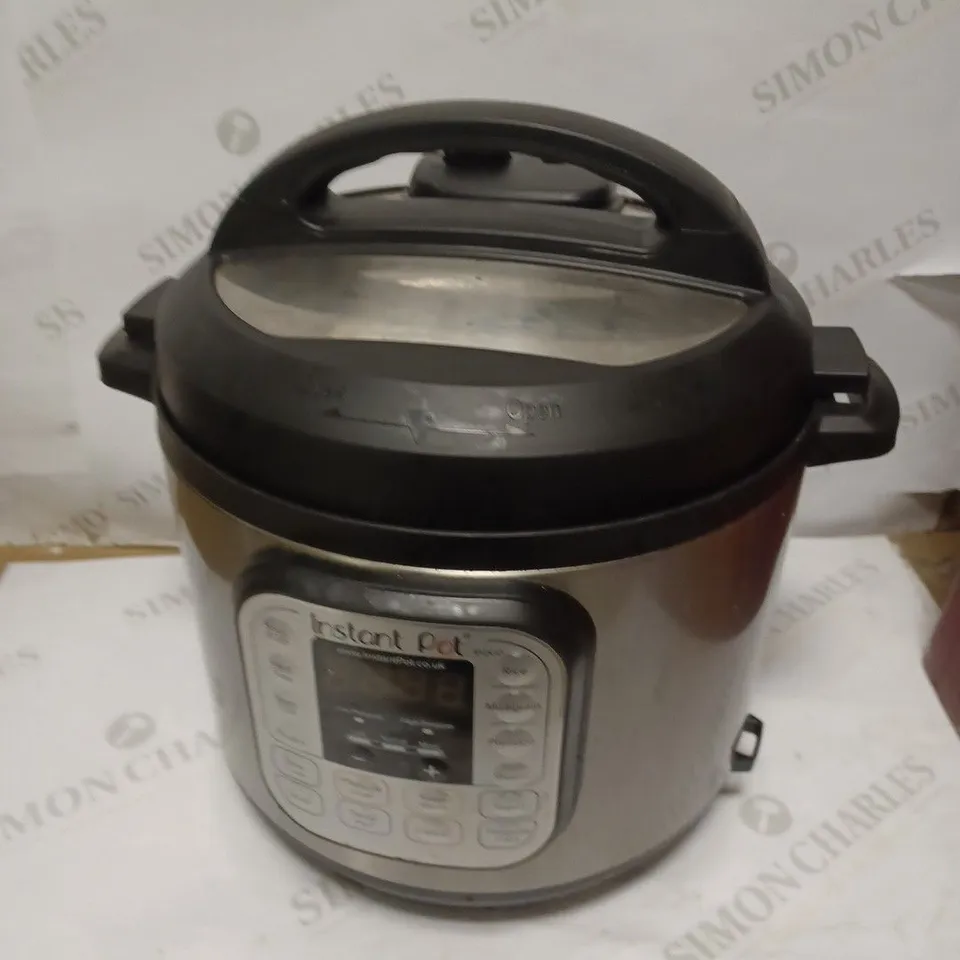 INSTANT POT DUO CRISP WITH ULTIMATE LID MULTI-COOKER AND AIR FRYER 