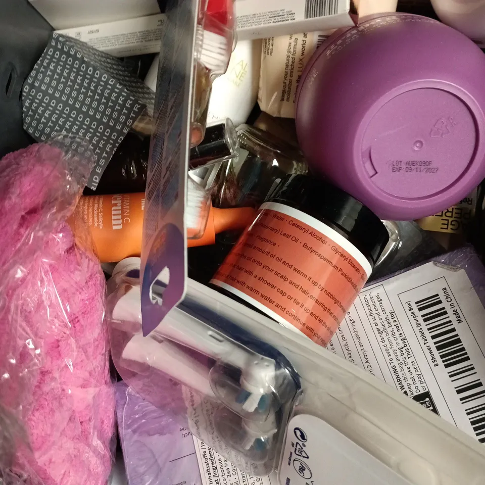 APPROXIMATELY 15 ASSORTED HEALTH & BEAUTY PRODUCTS TO INCLUDE GIVE ME SHAMPOO, NO7 MOISTURISER, LUX SOAP ETC