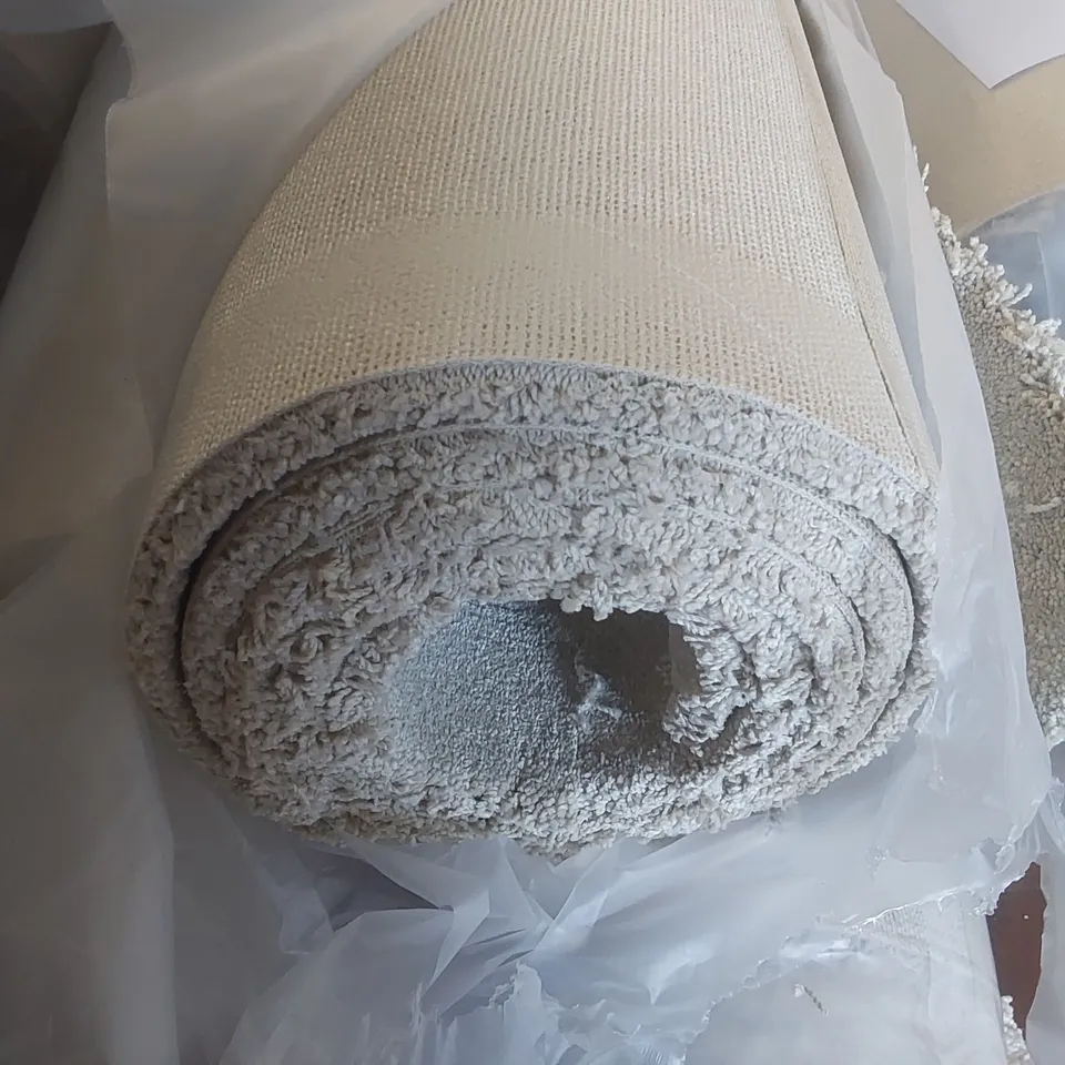 ROLL OF QUALITY ULTIMATE IMPRESSIONS PRECIOUS CARPET - APPROXIMATELY 2.82 x 5m