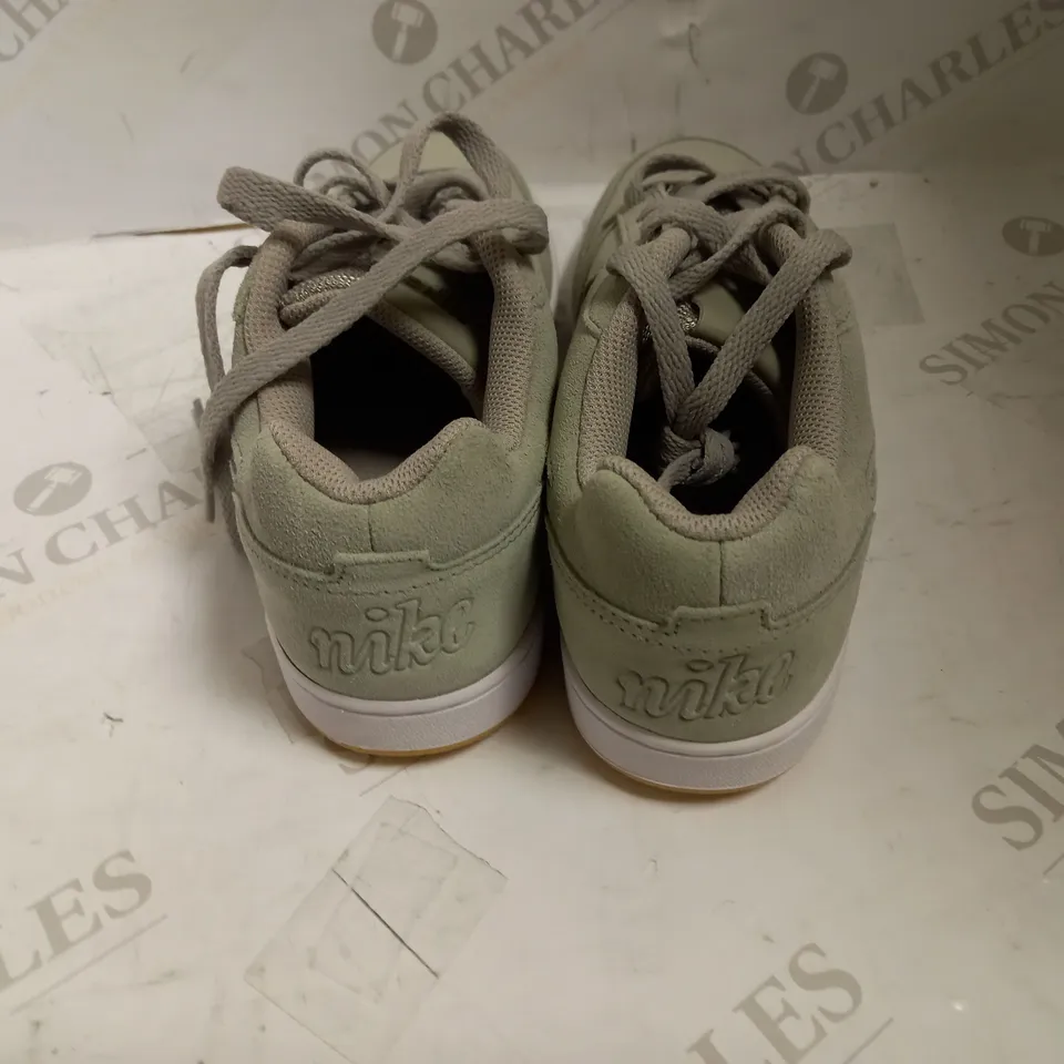 NIKE EBERNON LOW PREMIUM SUEDE TRAINERS - SIZE UK 6