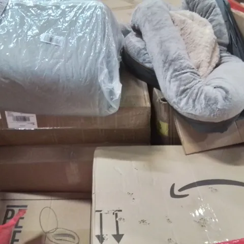 PALLET CONTAINING VARIOUS ASSORTED BOXED HOUSEHOLD ITEMS TO INCLUDE:TOILET RISER, PET BEDS, MINI FRIDGE, CAMPING RUCKSACK AND LOTS MORE UNMARKED BOXED ITEMS 