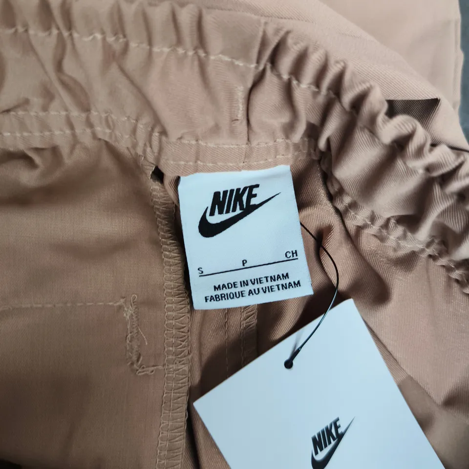 NIKE STANDARD FIT TAPER LEG PANTS IN SAND - SMALL