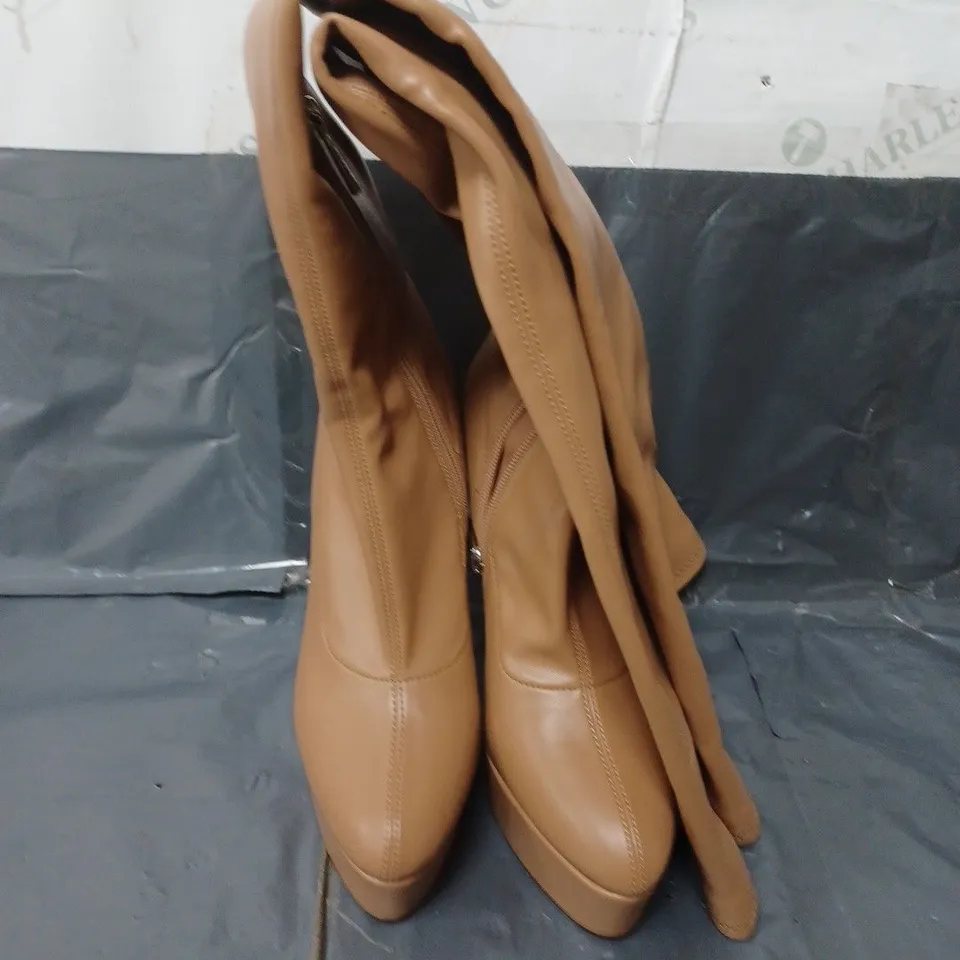 BOXED PAIR OF STEVE MADDEN TRIVIA KNEE HIGH LEATHER SHOES SIZE 40