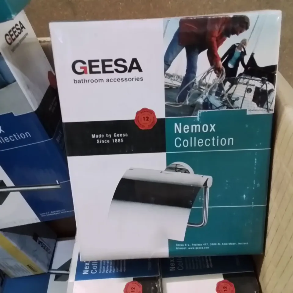 MIXED BOX OF BOXED BATHROOM FIXTURES // TOILET ROLL DISPENSERS, GLASS HOLDERS, BOTTLE HOLDERS, SOAP DISHES ECT. 