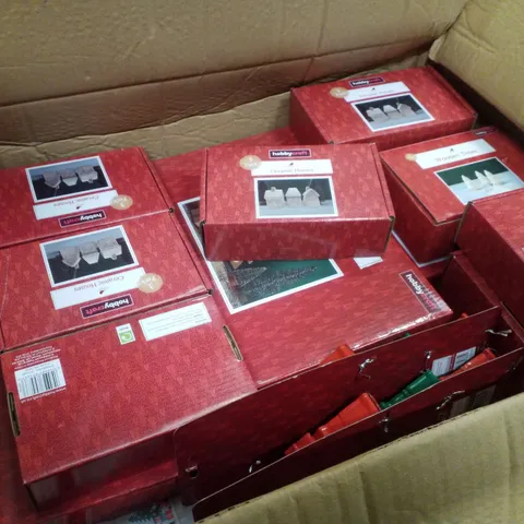 PALLET CONTAINING ASSORTED CHRISTMAS PRODUCTS & DECORATIONS INCLUDING WREATH, CERAMIC HOUSES & FELT HANGING GINGERBREAD LETTERS