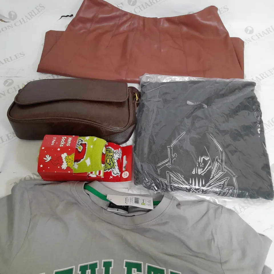 BOX OF APPROXIMATELY 22 ASSORTED CLOTHING ITEMS TO INCUDE - SHIRT , SOCKS , T-SHIRT ETC
