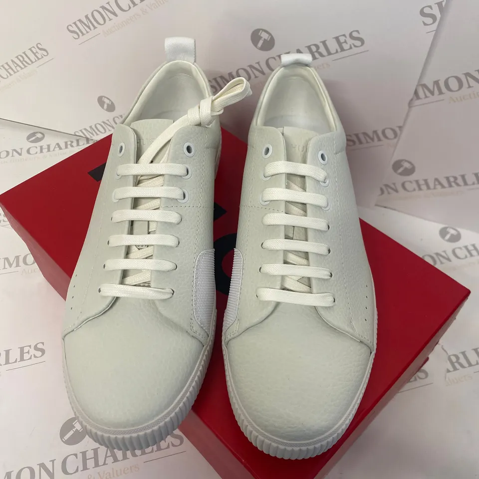 BOXED PAIR OF HUGO BOSS WHITE TRAINERS SIZE 44