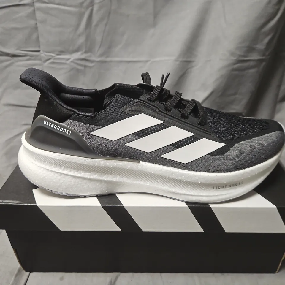 BOXED ADIDAS ULTRABOOST 5X RUNNING SHOES – BLACK/GREY WITH WHITE STRIPES, UK 8 (US 8.5)