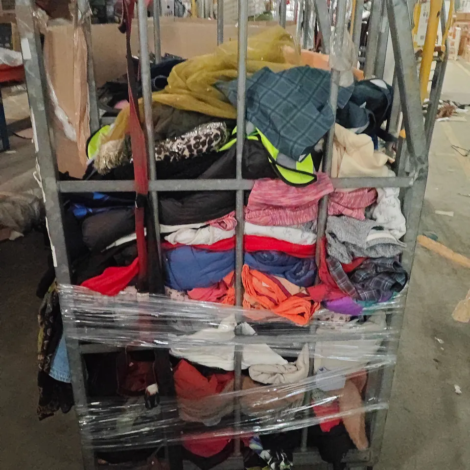 CAGE OF ASSORTED CLOTHING ITEMS TO INCLUDE HUGO BOSS, CIDER AND LOVEYOURS 