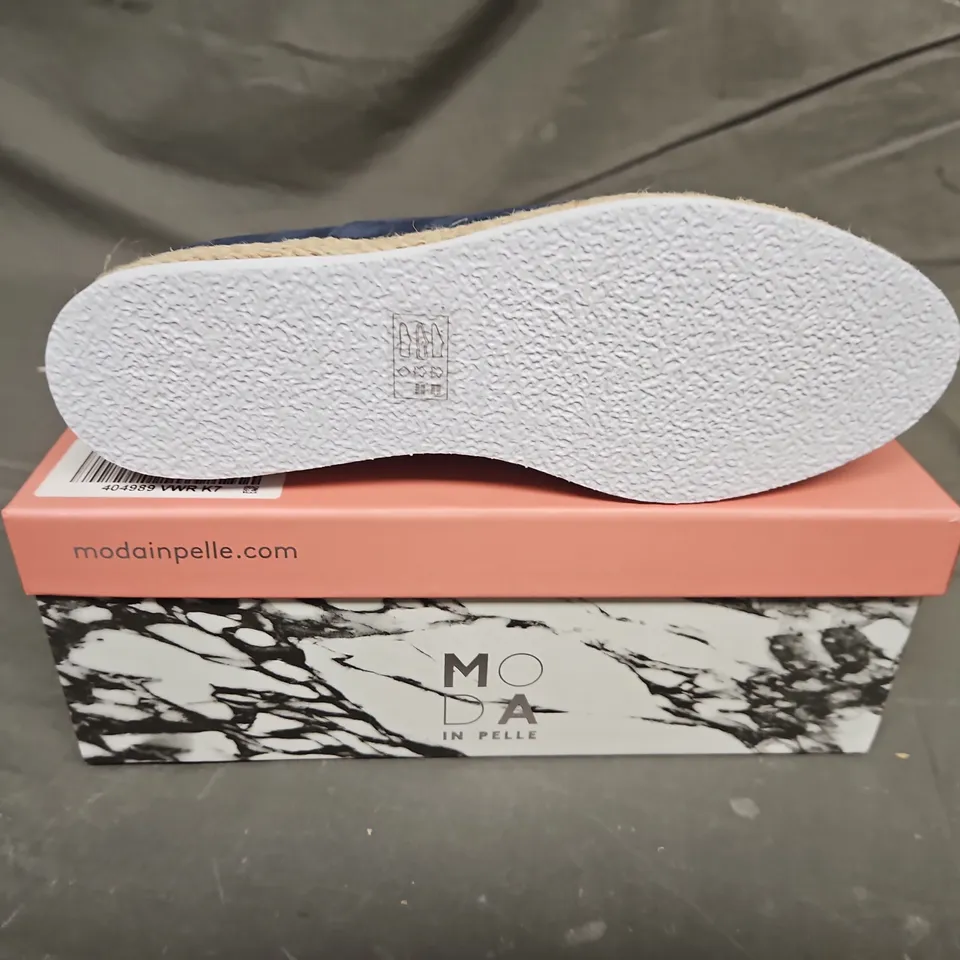 BOXED PIAIR OF MODA IN PELLE FELICIE NAVY SUEDE ESPADRILE LOAFERS - UK SIZE 40