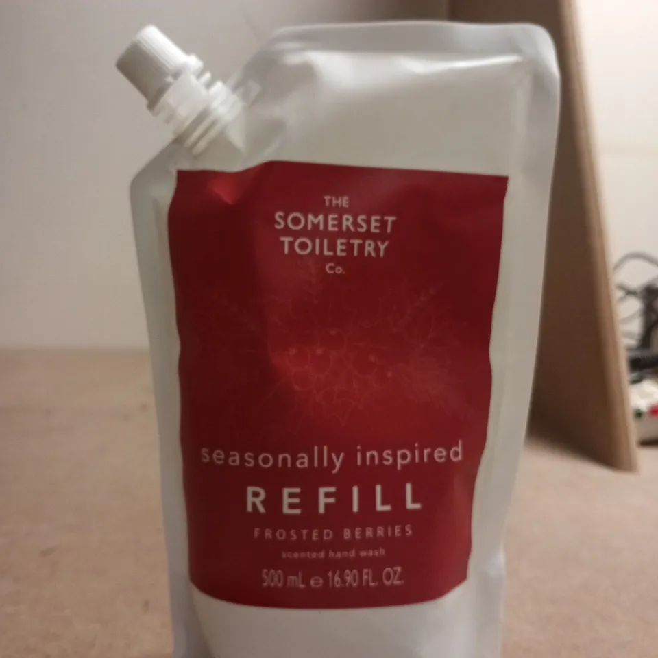 BOX OF APPROXIMATELY 10 ASSORTED BEAUTY PRODUCTS INCLUDING BLEACH LONDON HAIR DYE, CLARINS CLEASING MILK AND THE SOMERSET TOILETRY CO HAND WASH REFILL