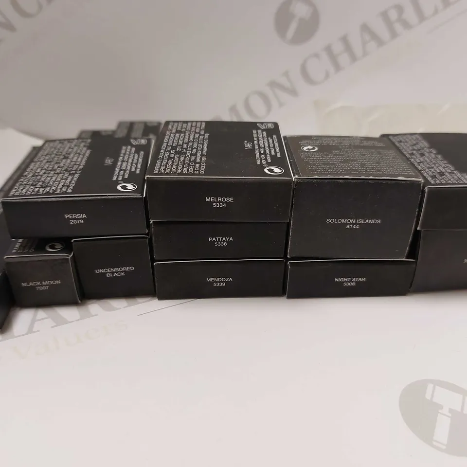 BOX OF APPROX 20 NARS MAKE UP ITEMS TO INCLUDE NARS CLIMAX INSTANT VOLUME MASCARA (7G), NARS EYELINER PENCIL (1.2G) AND NARS AUDACIOUS MASCARA (8NL)