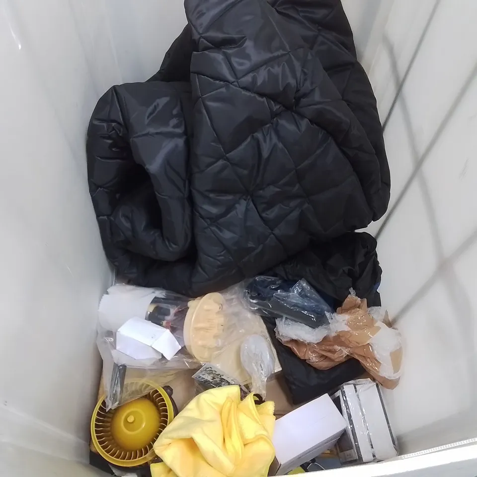 LARGE QUANTITY OF ASSORTED AUTOMOTIVE AND VEHICLE PARTS TO INCLUDE CAR COVERS, VOLVO E-CHARGER CABLE, WIND SCREEN WIPER AND GLOVE BOX