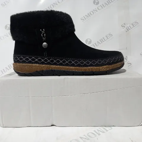 BOXED PAIR OF EARTH ORIGINS EMMALYN BLACK BOOTIES - SIZE 5