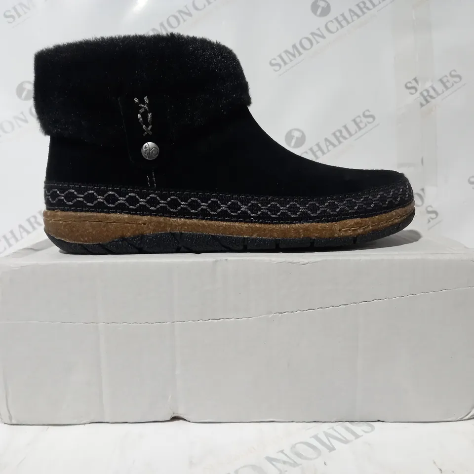 BOXED PAIR OF EARTH ORIGINS EMMALYN BLACK BOOTIES - SIZE 5