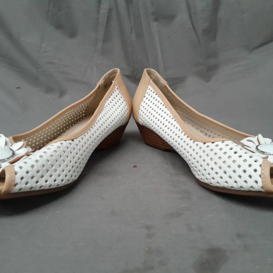 PAIR OF PAVERS PEEP TOE WEDGE HEEL SHOES IN WHITE/TAN W. FLORAL DETAIL SIZE 5