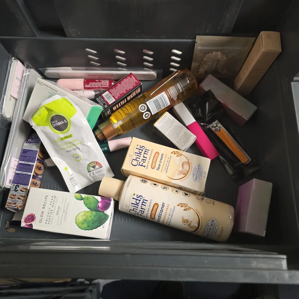 LOT OF APPROXIMATELY 25 ASSORTED HEALTH AND BEAUTY ITEMS TO INCLUDE SIMPLE MOISTURISER SANCTUARY SPA BODY SCRUB AND LUX SOAP