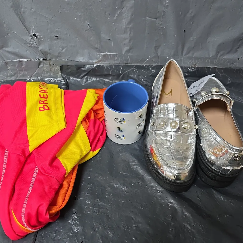 APPROXIMATELY 15 ASSORTED CLOTHING ITEMS IN VARIOUS STYLES, SIZES & COLOURS AND OTHER ITEMS TOO INCLUDE SHOES AND MUGS 