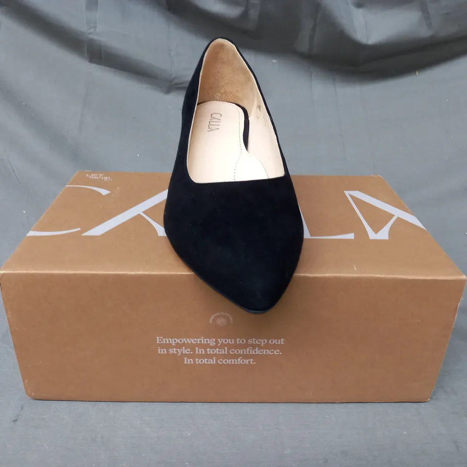 BOXED PAIR OF CALLA POINTED TOE LOW HEELED SHOES IN BLACK EU SIZE 39.5