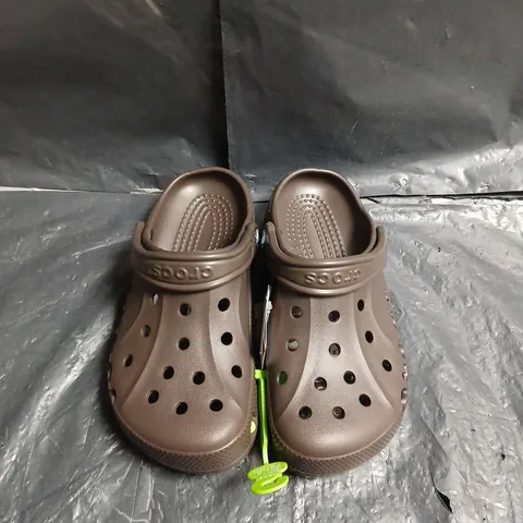 PAIR OF CROCS CLASSIC CLOG, BROWN – UK SIZE M4/W5