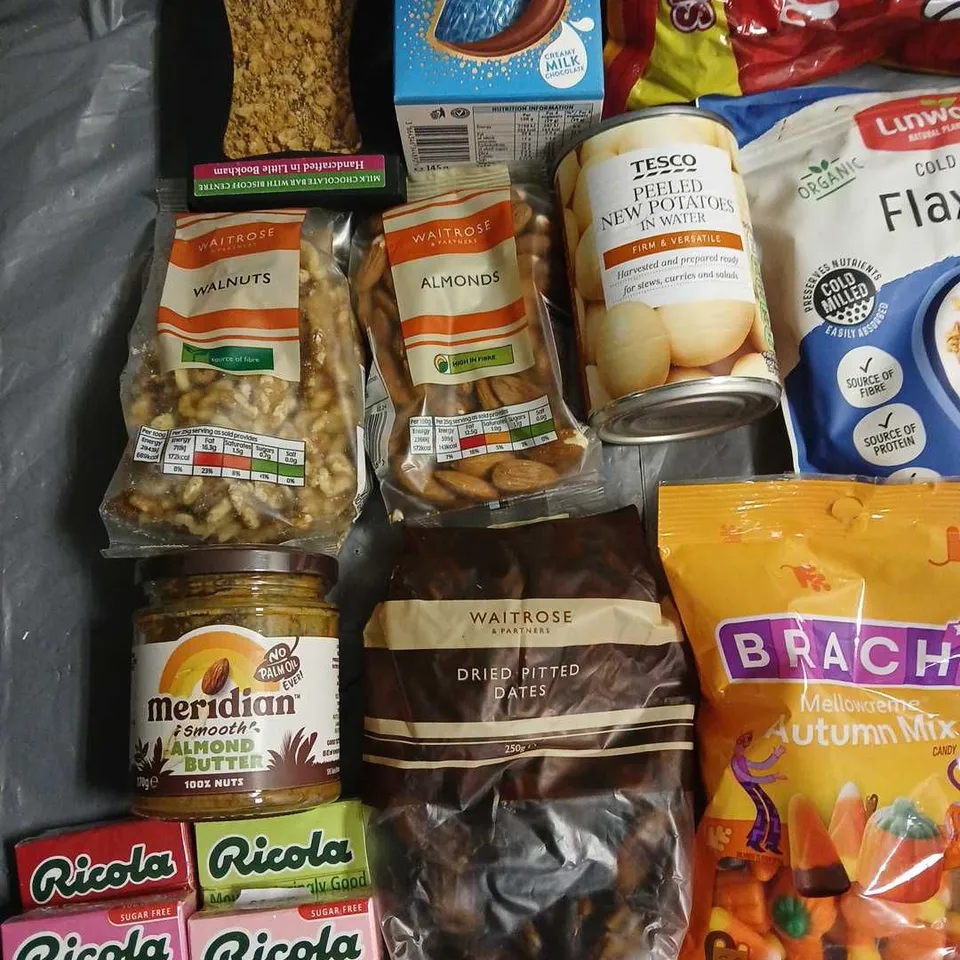 LOT OF APPROXIMATELY 20 ASSORTED FOOD ITEMS TO INCLUDE BREW TEACO BAGS, COLD MILLED FLAXSEED AND WHOLE ALMONDS