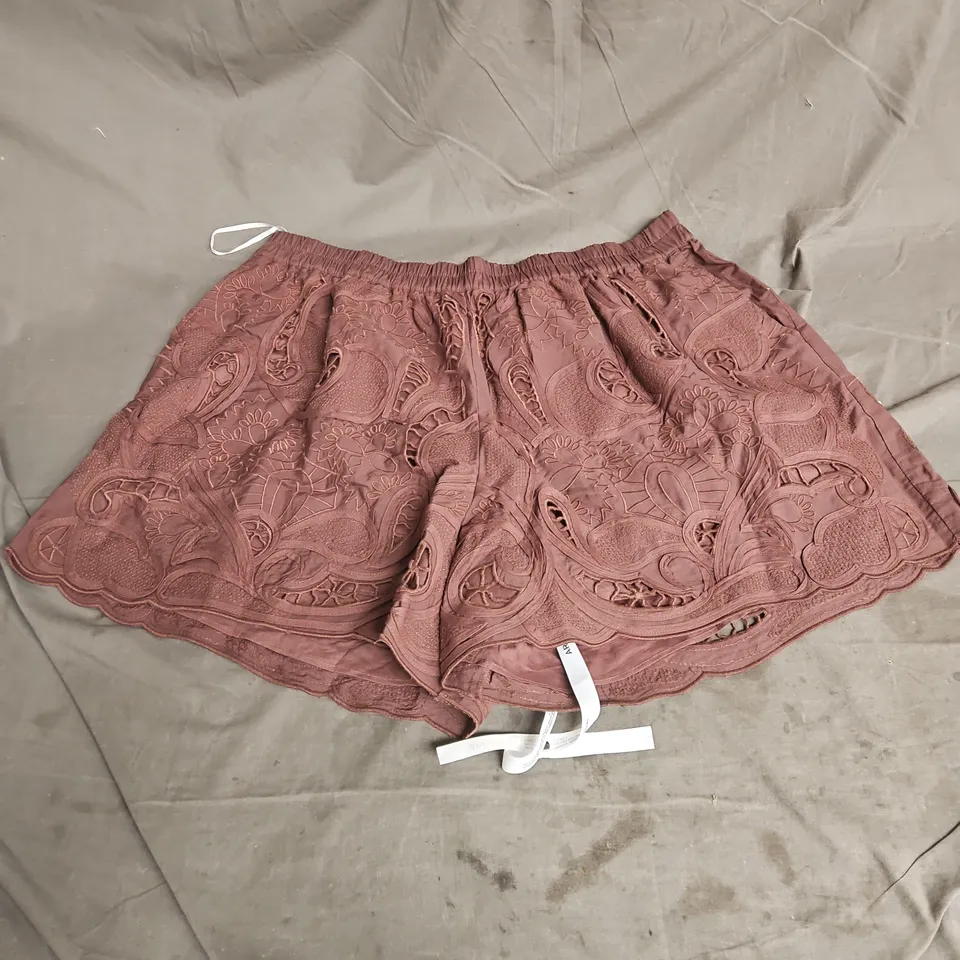 ARRANGE CURVE COTTON MIRRORED FLORAL SHORTS IN CHOCOLATE SIZE 20