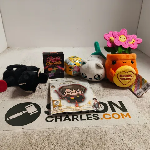 TOTE OF APPROXIMATELY 15 ASSORTED TOY/GAME ITEMS TO INCLUDE HARRY POTTER BALLOON, SWIZELLS LOVE HEARTS SOFT TOY, MINI VERSE MAKE IT MINI ANIMALS, COLORFUL CHOCOLATE SQUISHY ETC