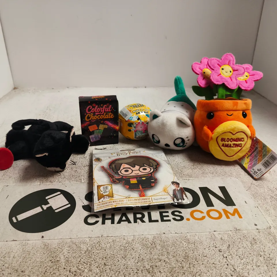 TOTE OF APPROXIMATELY 15 ASSORTED TOY/GAME ITEMS TO INCLUDE HARRY POTTER BALLOON, SWIZELLS LOVE HEARTS SOFT TOY, MINI VERSE MAKE IT MINI ANIMALS, COLORFUL CHOCOLATE SQUISHY ETC