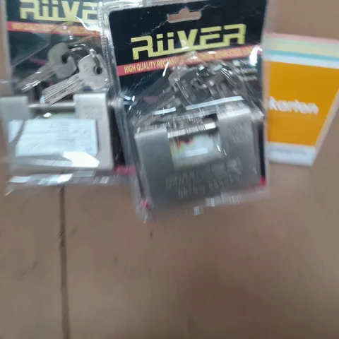APPROXIMATELY 10 ASSORTED HOUSEHOLD ITEMS TOO INCLUDE, river padlock, cloud 9 , ETC